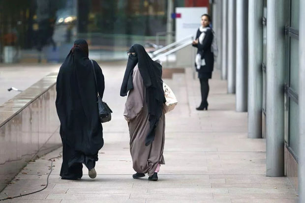 isvecrede-niqab-ve-hicab-da-daxil-olmaqla-uz-ortuyu-taxmaq-qadagan-edilib